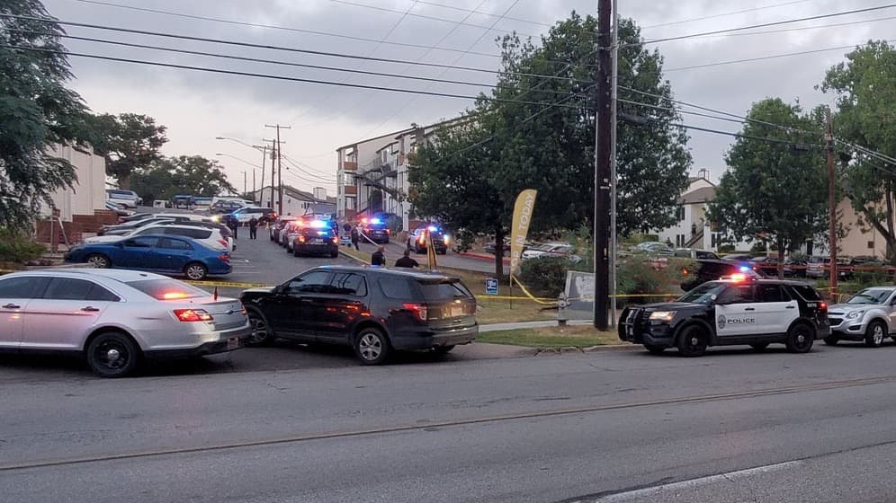 Policías abaten a un hombre que perseguía a una mujer con un cuchillo al sur de Austin
