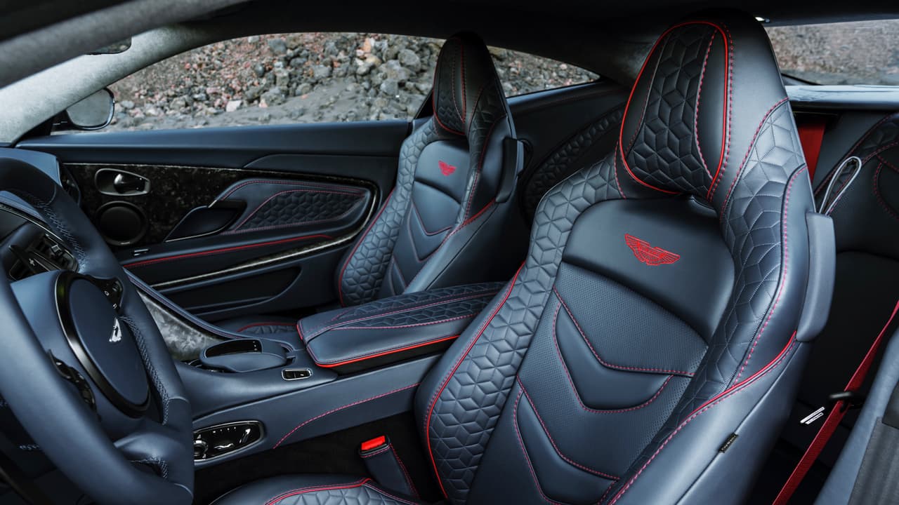 Las opciones de personalización en el Aston Martin DBS Supreleggera son extensas. Tapicerías de cueros flexible y aromáticos en combinación con Alcantara son equipo estandar. Será interesante saber como huelen, ya que aromático es un adjetivo que nunca antes habíamos escuchado para describir tapicerías de cuero.
<br>