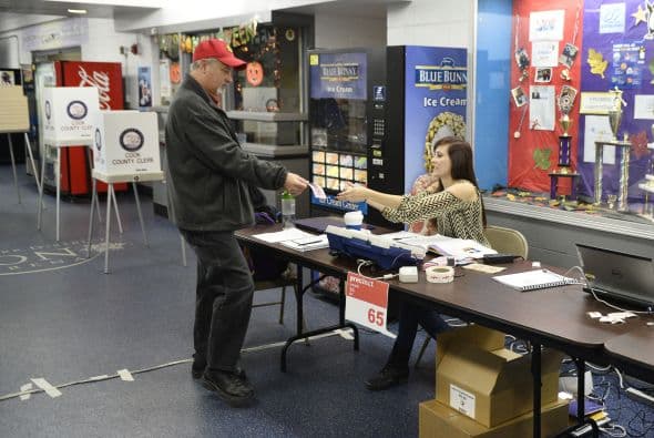 Unos votaron dentro de una barbería, en una facilidad deportiva y otros experimentaron problemas para ejercer su derecho pero la mayoría aprovechó para tomarse un ‘selfie’ y compartirlas en las redes sociales en una de las elecciones a la gobernación más cerradas de la nación.