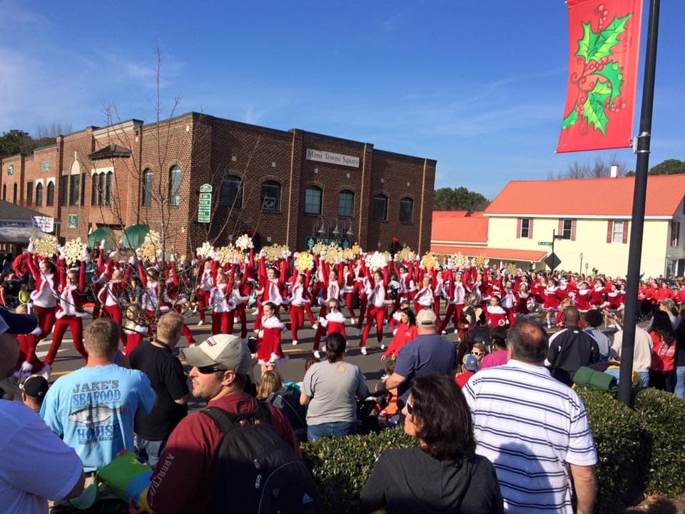 <b><a href="https://www.hollyspringsnc.gov/270/Happy-Holly-Days-Parade" target="_blank">Happy Hollydays Christmas Parade (11 de diciembre)</a></b>: Disfruta de carrozas, bandas, bailarines, vehículos decorados, caballos, grupos de marcha y más en las calles de Holly Springs. El tema de las carrozas de este año son las películas navideñas.