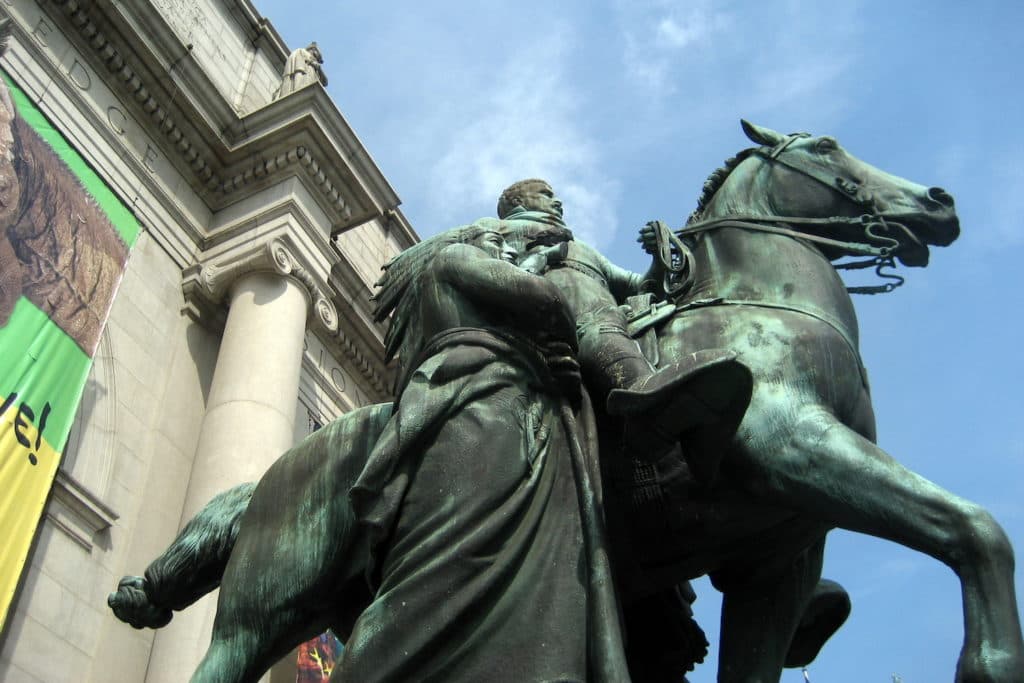 El Museo Americano de Historia Natural propuso recientemente el retiro de la 
<b>estatua de Theodore Roosevelt,</b> que se encuentra en sus puertas. Muchos argumentan que la estatua simboliza un doloroso legado de colonialismo y racismo.
