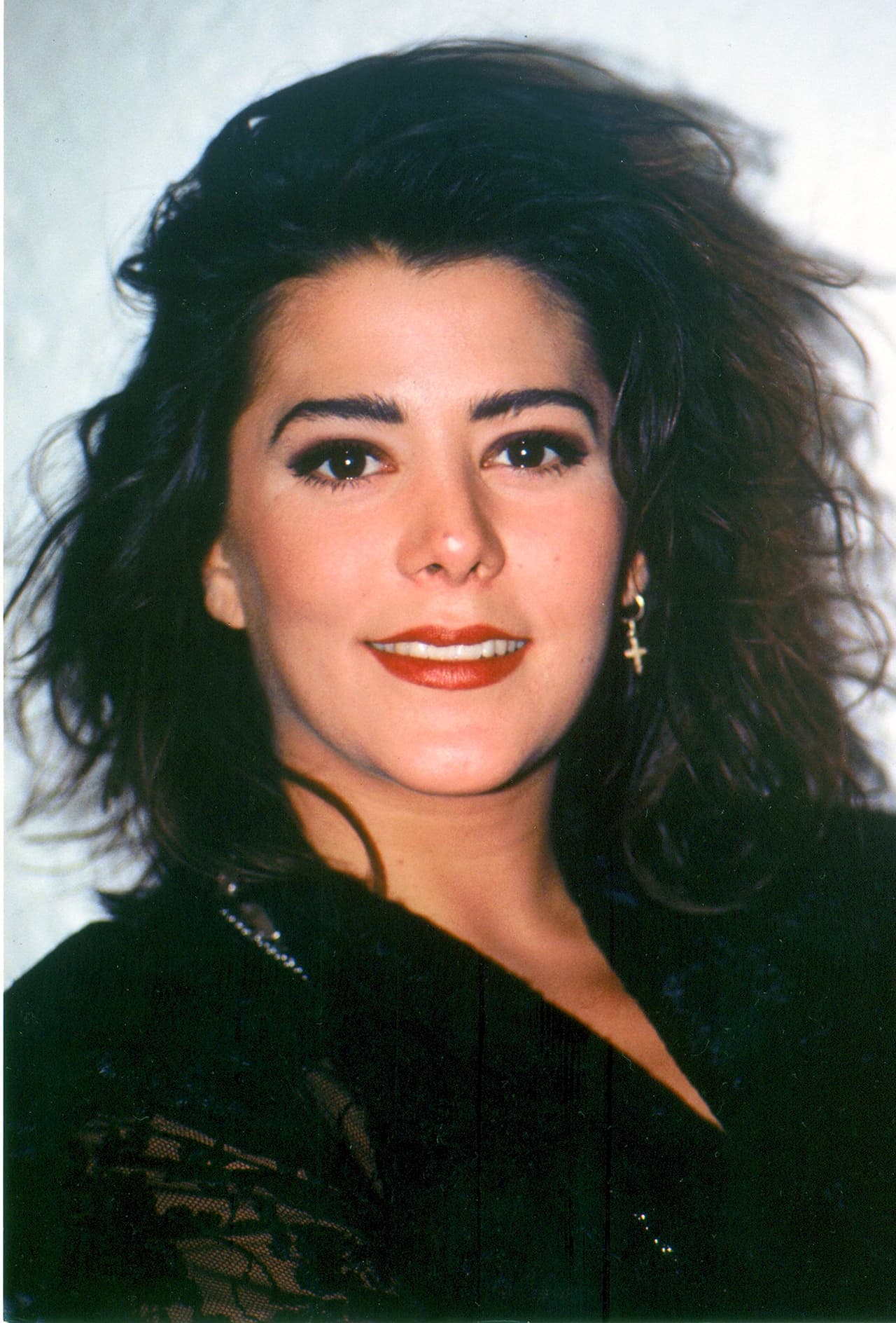 Algunos famosos maduraron con el paso del tiempo y otros se sometieron al uso del bisturí,
<b>Alejandra Guzmán</b> pasó por ambas circusntancias. Aquí vemos a la rockera mexicana en 1992.