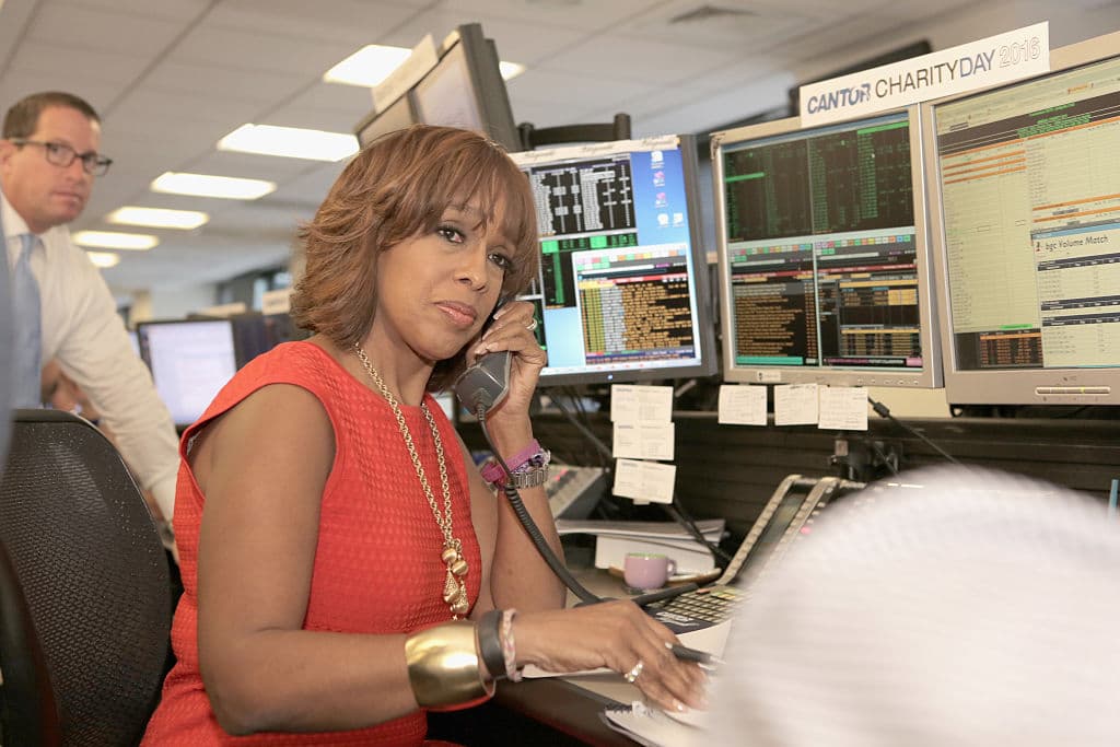 King está siendo 
<b>atacada y ha recibido amenazas de muerte</b>, debido a que la cadena promovió la plática entre la periodista y la exbasquetbolista, utilizando un fragmento en donde hablan sobre la 
<b>acusación de abuso sexual que Bryant</b> 
<b>enfrentó en 2003</b>.
<br>