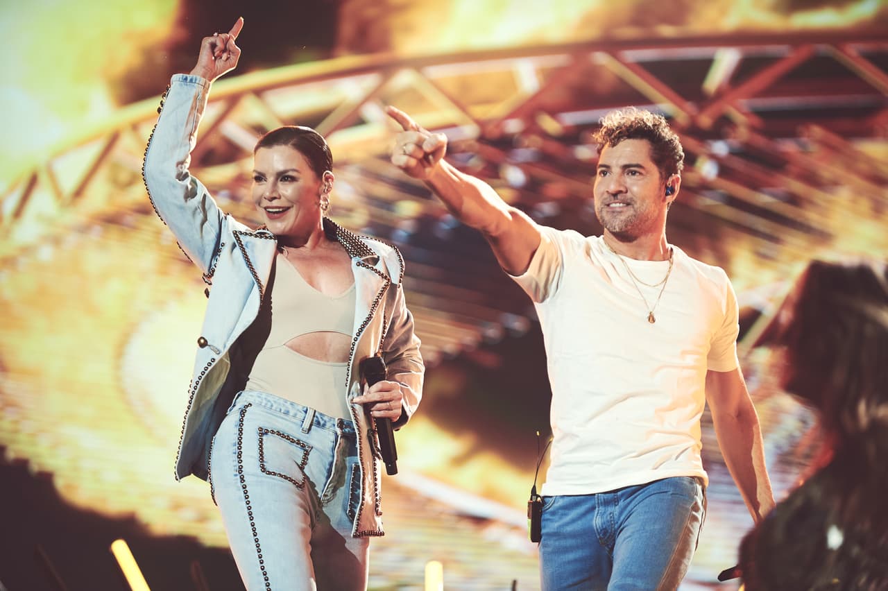 Y en su paso por el escenario, también estuvo acompañado por 'La Mujer de Fuego',
<b>Olga Tañón</b>.