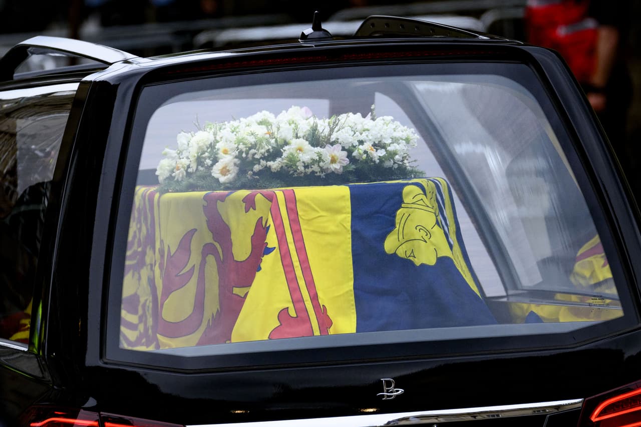 "
<b>Soy profundamente consciente de esta gran herencia</b> y de los deberes y onerosas responsabilidades de la soberanía, que ahora me han sido entregadas", dijo Carlos al asumir las tareas de reinado.
<br>