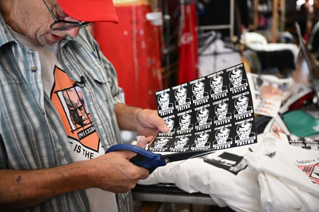 Con el llamado 'mug shot' de Donald Trump, tomado por personal del Departamento del Sheriff del condado de Fulton, también crearon pegatinas para la venta.