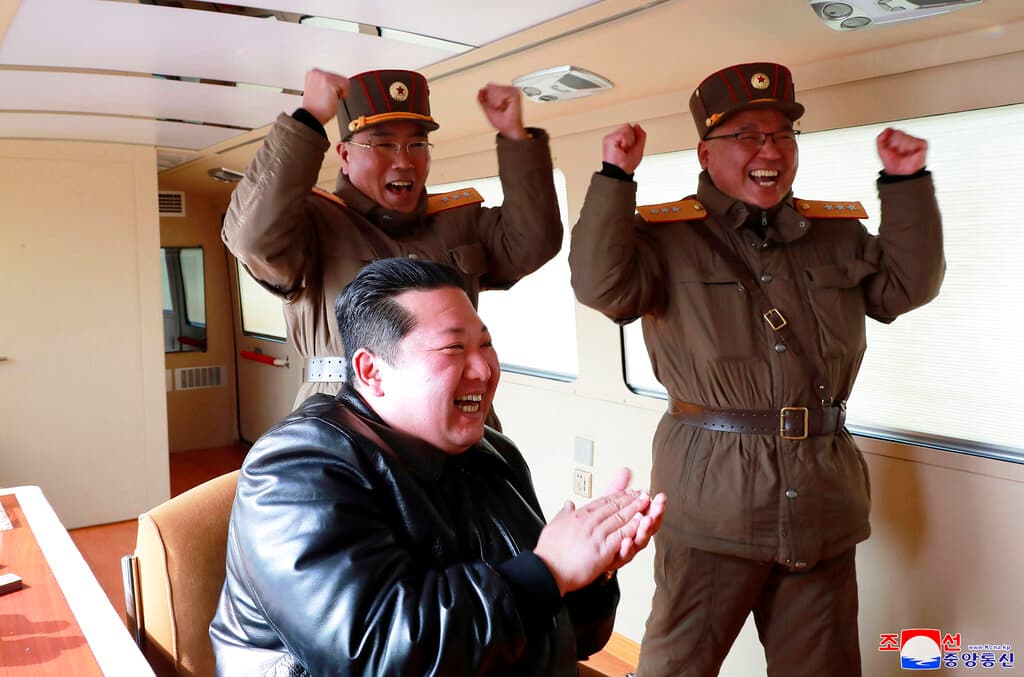 El líder de Corea del Norte,
<a href="https://www.univision.com/radio/dallas-kfzo-fm/temas/kim-jong-un">Kim Jong Un</a>, supervisó en persona el disparo del "nuevo tipo" de misil balístico intercontinental para impulsar su capacidad de disuasión ante los "imperialistas" estadounidenses, indicaron el viernes los medios estatales del país. Kim aseguró que la nueva arma "desempeñará su misión y poder como una poderosa disuasión ante una guerra nuclear" y "hará al mundo claramente consciente del poder de nuestras estratégicas fuerzas armadas", según declaraciones recogidas por los medios oficiales, los únicos permitidos en Corea del Norte.