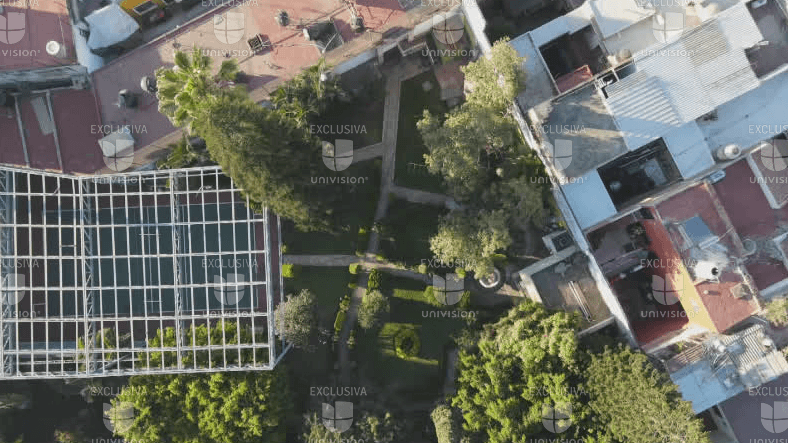 Las viviendas comparten un patio común, donde la familia del ‘Apóstol’ realiza fiestas y reuniones, de acuerdo con testimonios. En las plantas bajas de estas residencias hay algunos negocios, como una agencia de viajes llamada ‘Huatulco’.