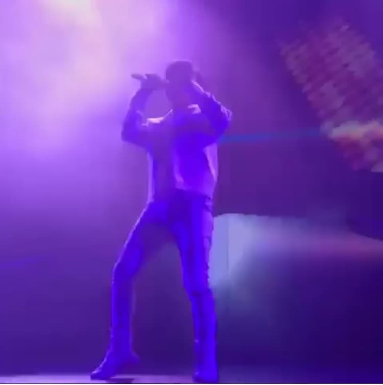 "Este es el momento en que mi Ángel Gabriel me presenta", escribió la cantante en su cuenta de Instagram, dónde publicó un video en el que su hijo está cantando previo a su presentación.