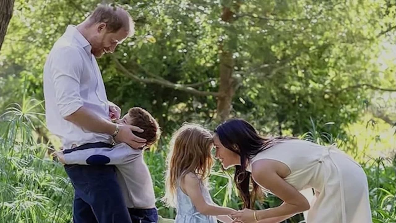 El príncipe Harry y Meghan Markle vuelven con su familia al Reino Unido: ¿Qué se sabe sobre su regreso?