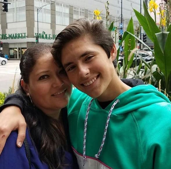 Sus padres cruzaron la frontera persiguiendo el sueño americano y esperando un futuro mejor para su familia. Su mamá llegó estando embarazada.