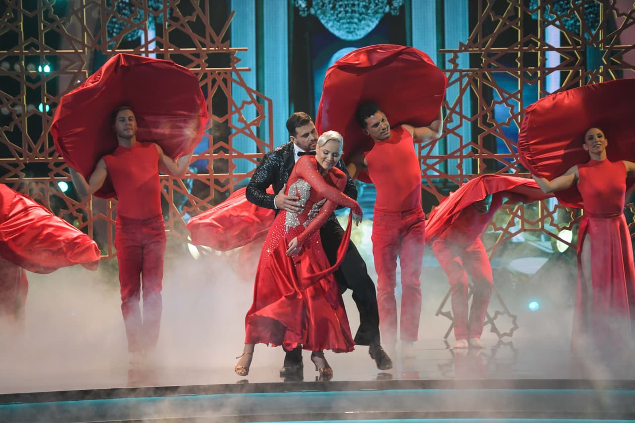 Al son de 'Beauty And The Beast', Pedro Moreno bailó acompañado de Emma.