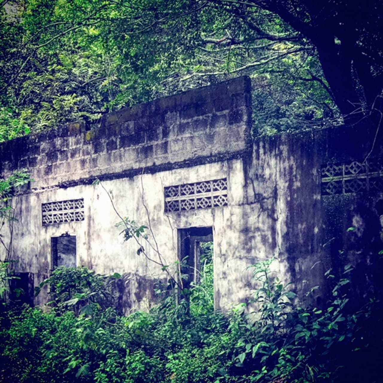 Así lucen las ruinas de las edificaciones colapsadas por el lodazal.