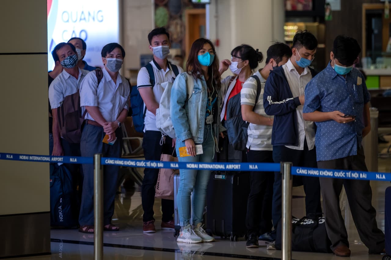 Como medida de precaución ante el Covid-19, el
<b><a href="https://www.cdc.gov/coronavirus/2019-nCoV/summary.html" target="_blank">Centro para el Control y Prevención de Enfermedades</a></b> (CDC) recomienda:
<br>-Evitar el contacto con personas enfermas.
<br>-Evitar tocarse los ojos, nariz, y boca.
<br>-Quedarse en casa si está enfermo.
<br>-Cubrirse con un pañuelo al momento de estornudar.
<br>-Lavarse las manos con agua y jabón por al menos 20 segundos.
<br>