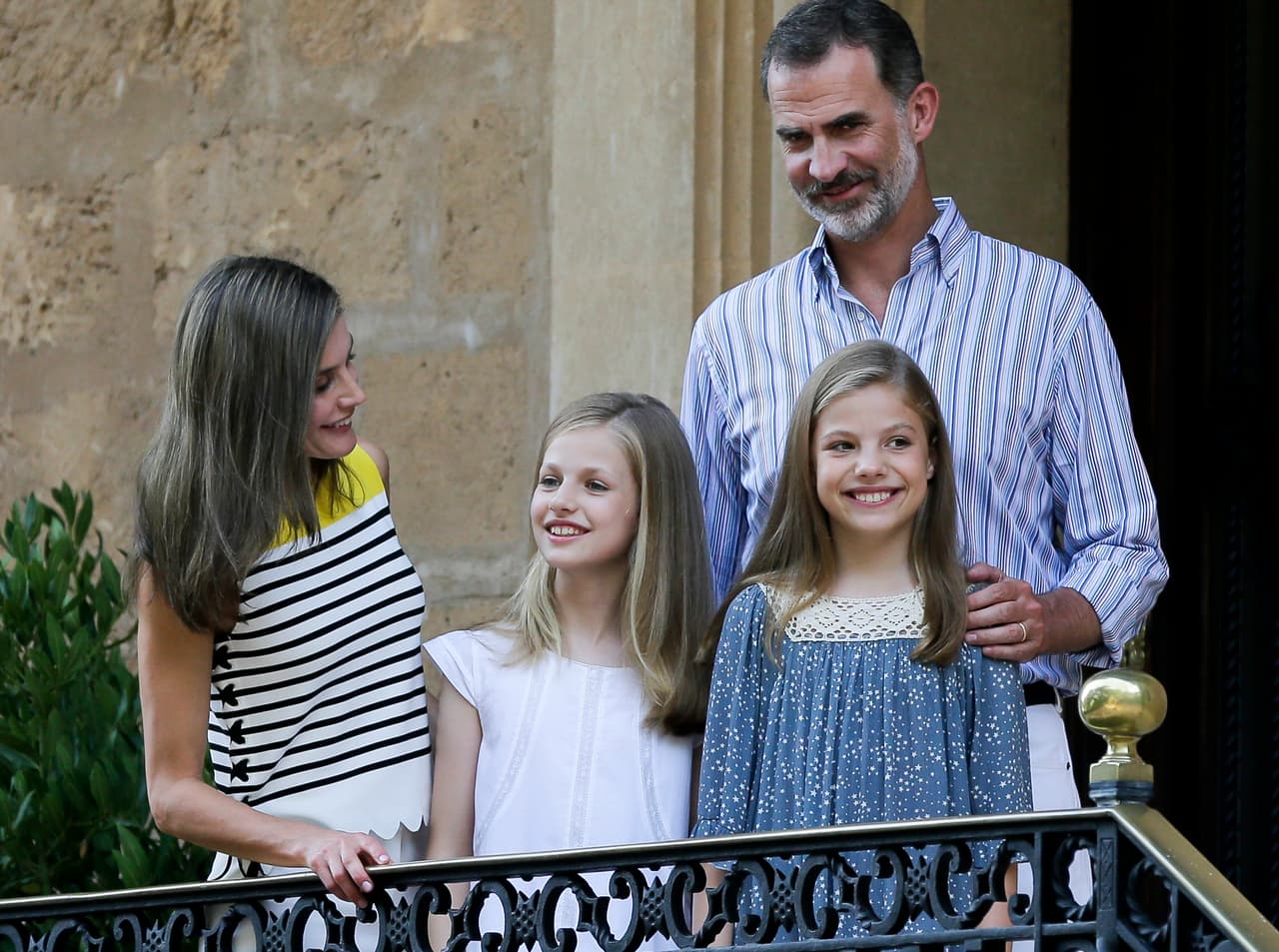 Las dos niñas no había posado frente a las cámaras desde el pasado mayo, cuando se realizó la celebración de la Primera comunión de la infanta Sofía.