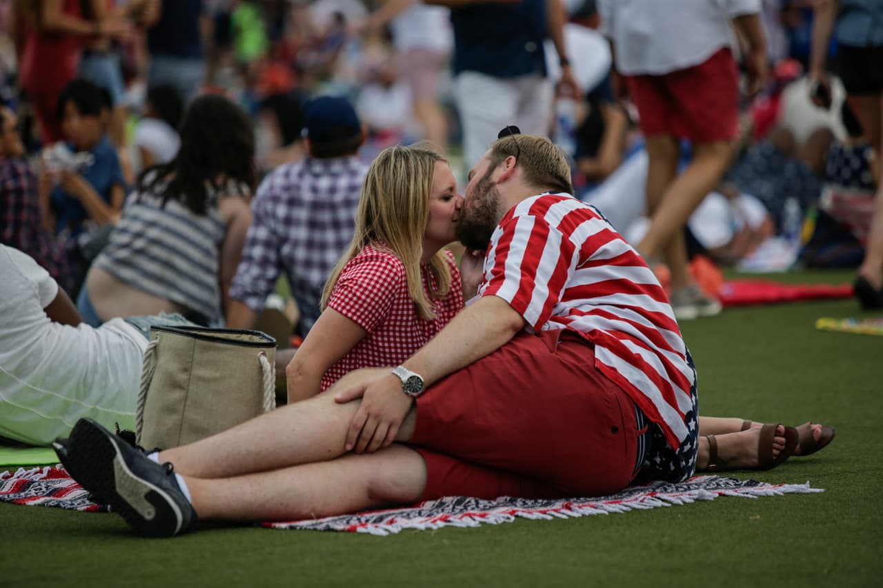 Este año, los asistentes buscaron formas de recordar los ideales de igualdad ante la justicia y libertad que rigieron los deseos de independencia de Estados Unidos.