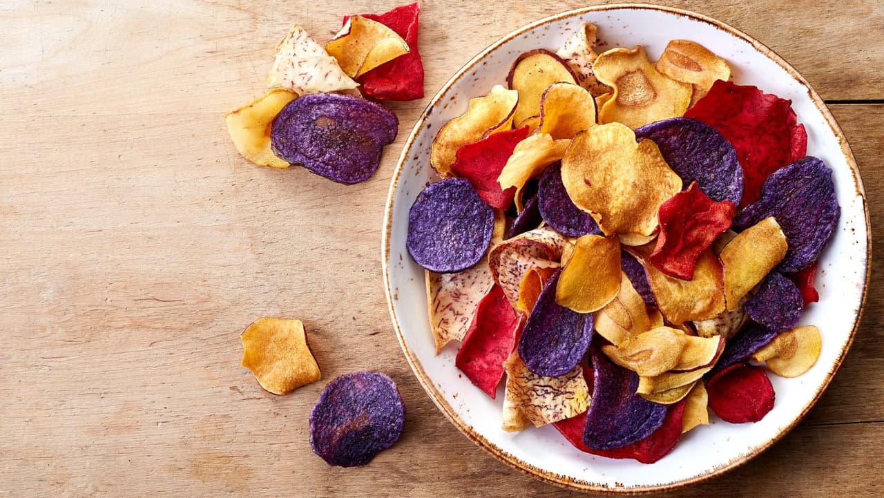 <b>Chips de verduras</b>: Puede ser difícil lograr que sus hijos coman sus vegetales. Este verano, intente hacer papas fritas con ellos. Puedes hornear
<b>col rizada en aceite de oliva</b>, o incluso
<b>algas </b>y chirivías. Un poco de sal o ajo en polvo contiene una tonelada de sabor junto con todos los nutrientes que obtendrán de cada verdura. ¡Ni lo notarán!