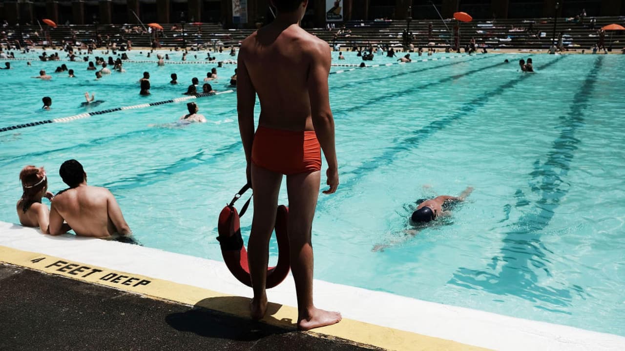 Si vas a albercas este verano, aquí puedes ver algunas recomendaciones para ir de forma segura con tus hijos.