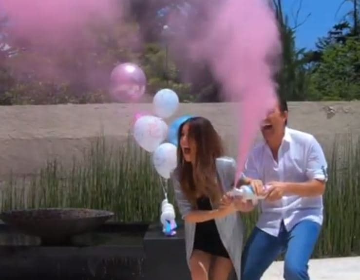 De esta manera, la actriz y el productor de cine anunciaron que 
<b><a href="https://www.univision.com/famosos/claudia-alvarez-y-billy-rovzar-no-se-quedan-con-la-palabra-de-consuelo-duval-y-revelan-asi-el-sexo-de-su-bebe-video">están a la espera de una niña</a></b>.