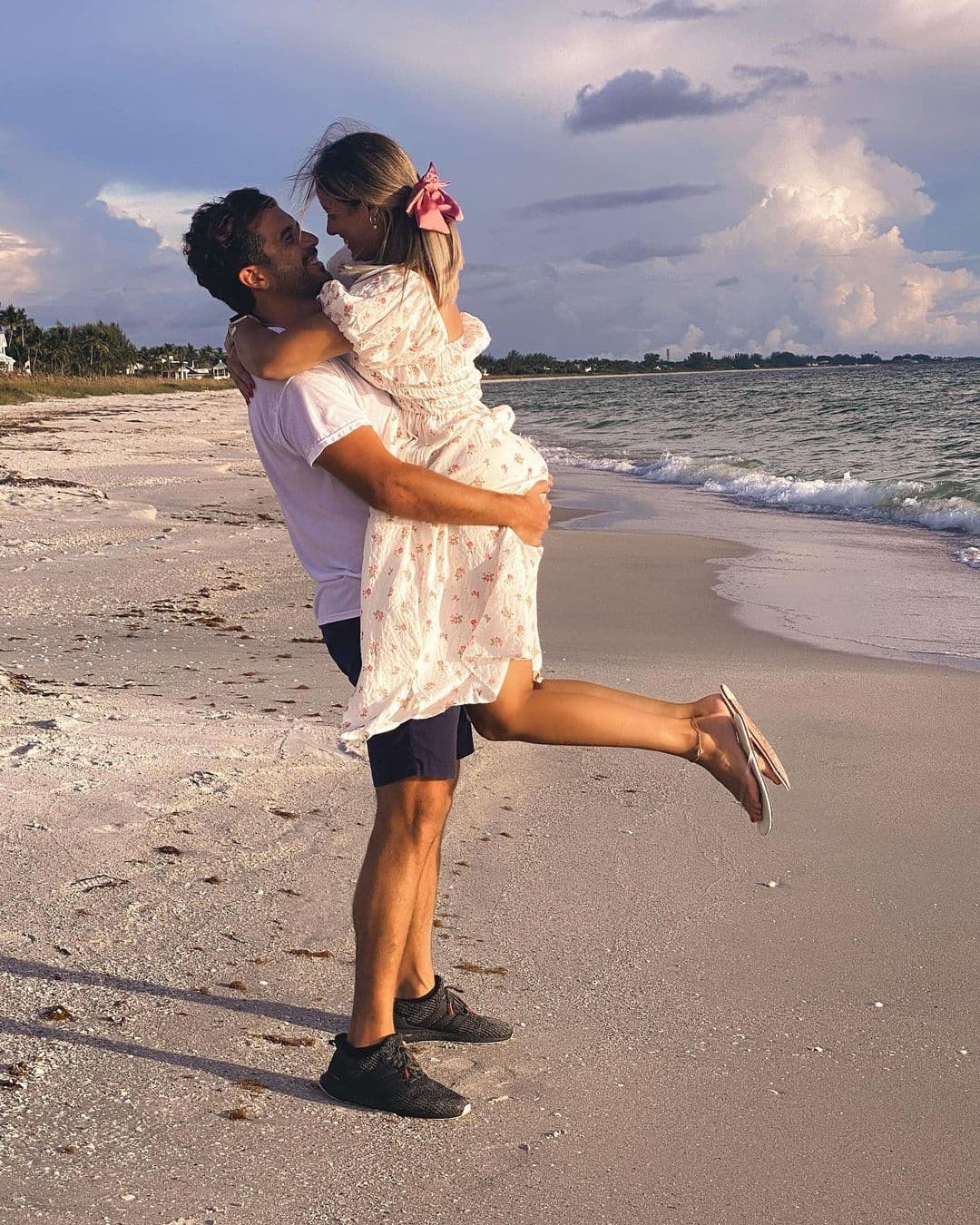 Sin duda, la puertorriqueña está viviendo una eterna luna de miel. En Instagram encontramos bellas imágenes de cómo viven su romance, por ejemplo, disfrutando bellos paisajes en la playa.
