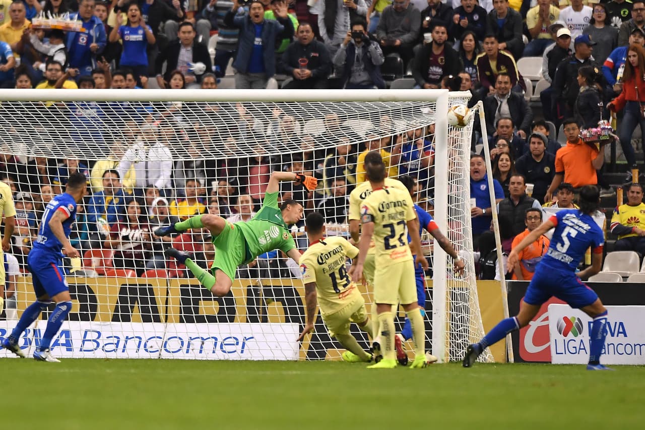 El arquero Agustín Marchesín tuvo atajadas brillantes para impedir que Cruz Azul se fuera en ventaja, con dos llegada claras de peligro.
