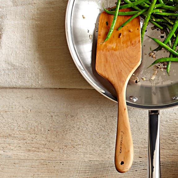 Esta espátula multi-funciones está inspirada en la forma, y uso, de los remos de una canoa. Aplicada a la cocina esta forma es útil para saltear, revolver huevos o voltear carne para hamburguesas. | De venta en
<b>:</b> 
<b><a href="http://www.williams-sonoma.com/products/littledeer-wooden-pan-paddle-spatula/?cm_src=AutoSchRel">William Sonoma</a></b>, $24.95
<br> 
<br>