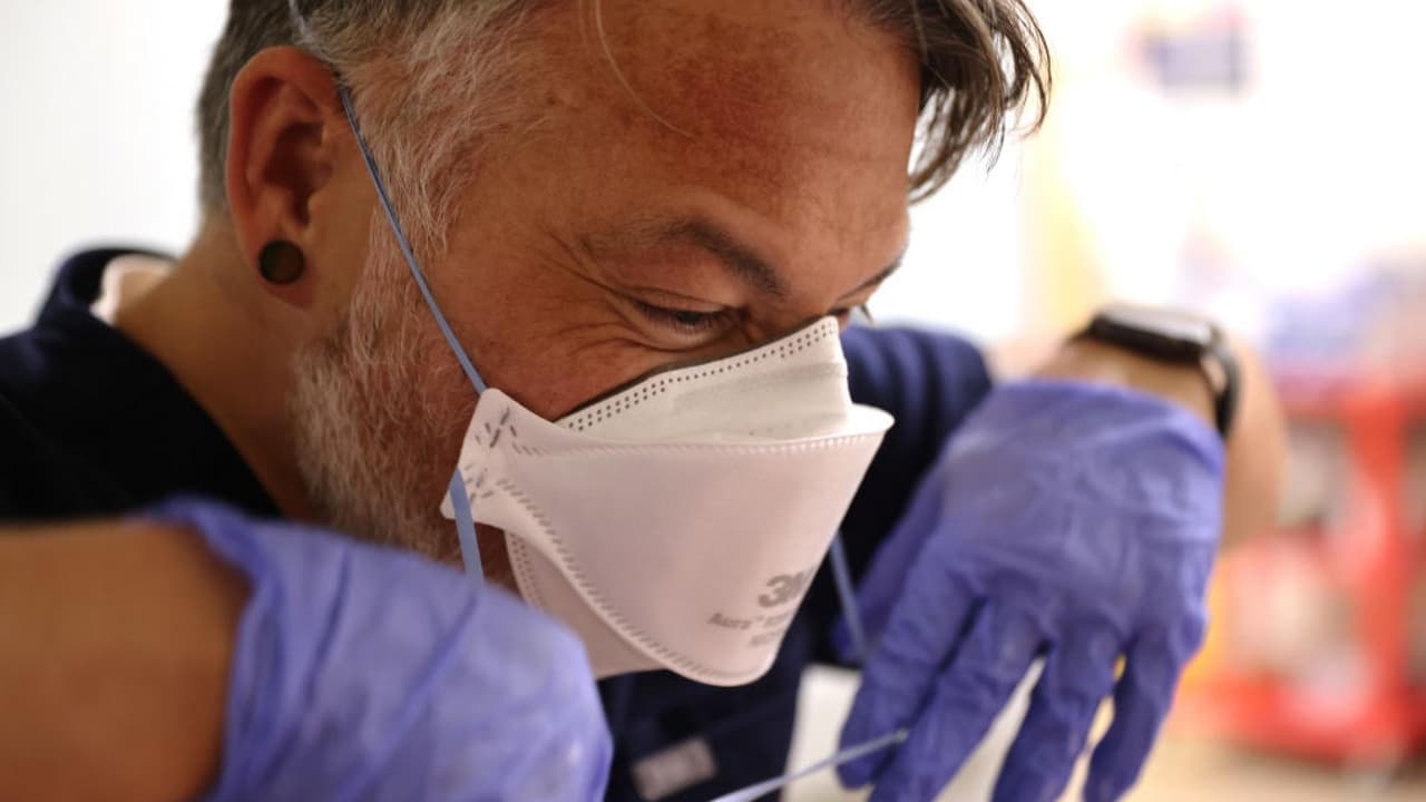 <b>En video:</b> De acuerdo con los CDC, las mascarillas tipo N95 sí se pueden reutilizar, pero, según el doctor Édgar Chávez, no se debe exceder con esto, ya que el desgaste natural de los cauchos hará que el cubrebocas no se ajuste como debe ser, aumentando así la posibilidad de un contagio.