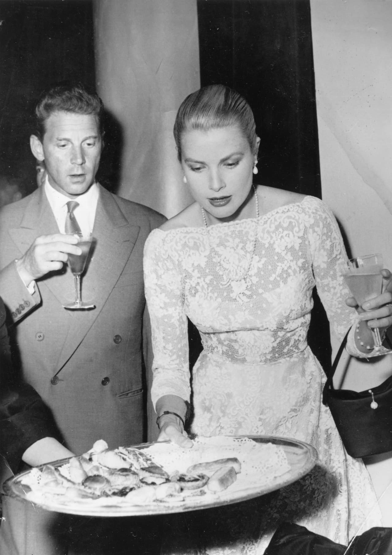 Con 26 años de edad y 11 filmes en su carrera, Kelly decidió abandonar la actuación para casarse con el príncipe Raniero III, en abril de 1956, y convertirse en princesa consorte de Mónaco.