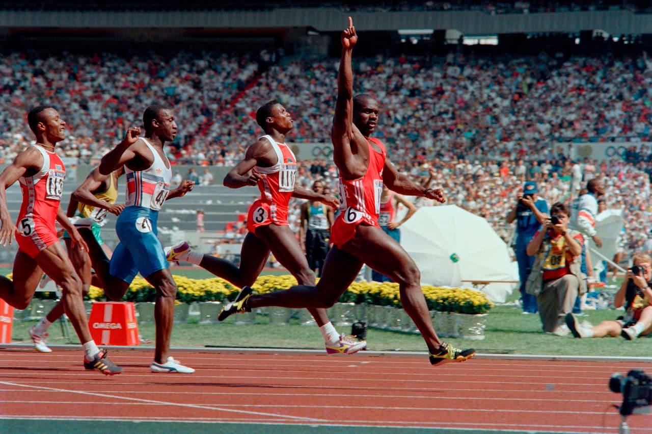 <b>La estrella de los 100 metros planos Ben Johnson da positivo por esteroides (1988)</b>
<br>
<br>Cuando el canadiense Ben Johnson ganó la medalla de oro en los 100 metros planos de los Juegos Olímpicos de Seúl (en la foto), no solo estableció un nuevo récord mundial sino que también derrotó a la leyenda estadounidense Carl Lewis. 
<br>
<br>Poco después de la carrera Johnson dio positivo por el esteroide estanozolol. Tuvo que regresar la medalla de oro y perdió un acuerdo publicitario por un millón de dólares. 
<br>
<br>El incidente abrió los ojos del mundo sobre el dopaje, antes visto solo como un problema del bloque comunista.
<br>
