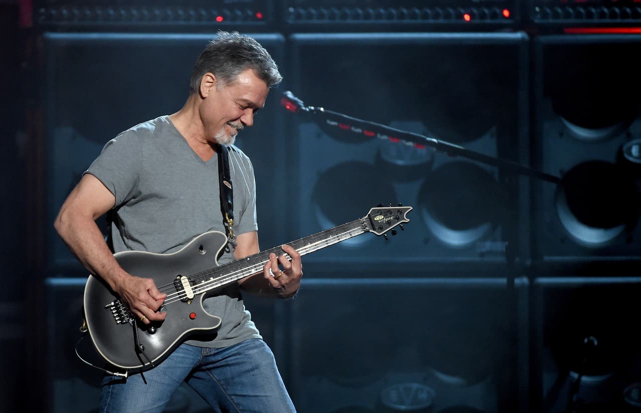 <b>Eddie Van Halen, 65 años.</b> Este virtuoso de la guitarra se convirtió junto a su banda ‘Van Halen’ en una leyenda del rock.
<a href="https://www.univision.com/noticias/estados-unidos/muere-a-los-65-anos-la-leyenda-del-rock-eddie-van-halen"><u>Falleció el 6 de octubre de un cáncer de garganta</u></a>.
<br>