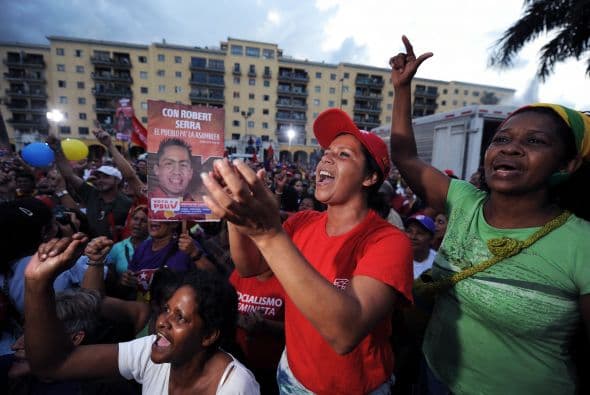 Chávez ganó por primera vez la presidencia en diciembre de 1998, fue ratificado en el cargo en 2000 en el marco de la adecuación de las autoridades en la nueva Carta Magna Bolivariana, y fue reelegido para un nuevo período de seis años en los comicios de 2006.