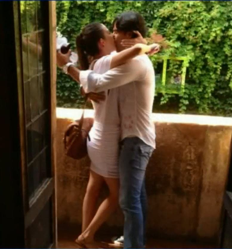 Su entonces novio la llevó a Verona, donde está el balcón en el que Romeo le declaró su amor a Julieta, y arrodillado le pidió que fuera su esposa.