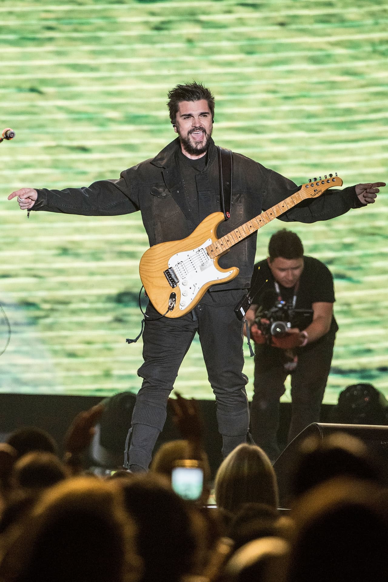 En la entrevista con EFE, el cantante reconoció que es muy difícil para los latinos en Estados Unidos el actual clima social y político. “Vivo en el país (EEUU) desde 1996 y creo que este es el momento más extraño que he pasado”, confesó.