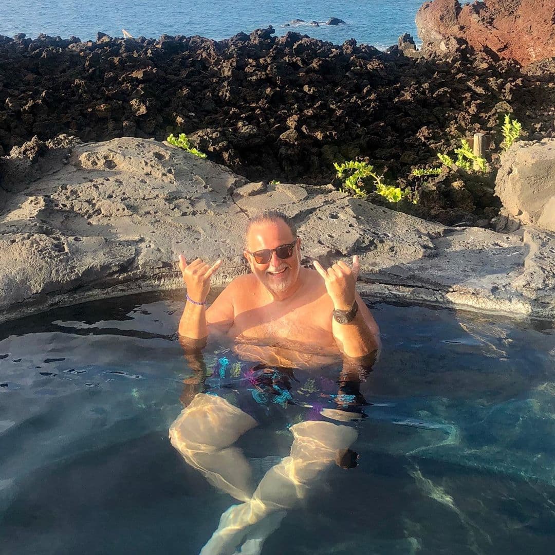 "Ya que mis compañeras de El Gordo y La Flaca Clarissa Molina y Tanya Charry, están poniendo fotos en sus redes de ellas en bikini, yo no me quedo atrás, pero esta es en toples. El cuerpo te dice que es verano y les rectifico que no soy James Bond", comentó Raúl junto a esta fotografía de él en una piscina.