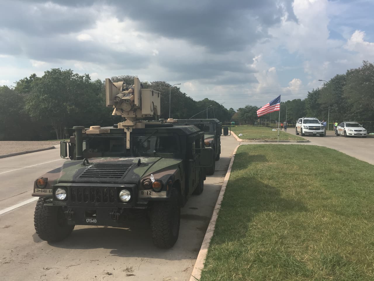 Personal de ejercito apostado en la entrada del vecindario Canyon Gates durante las inundaciones que se presentaron por la liberación de agua de la reserva Barker.