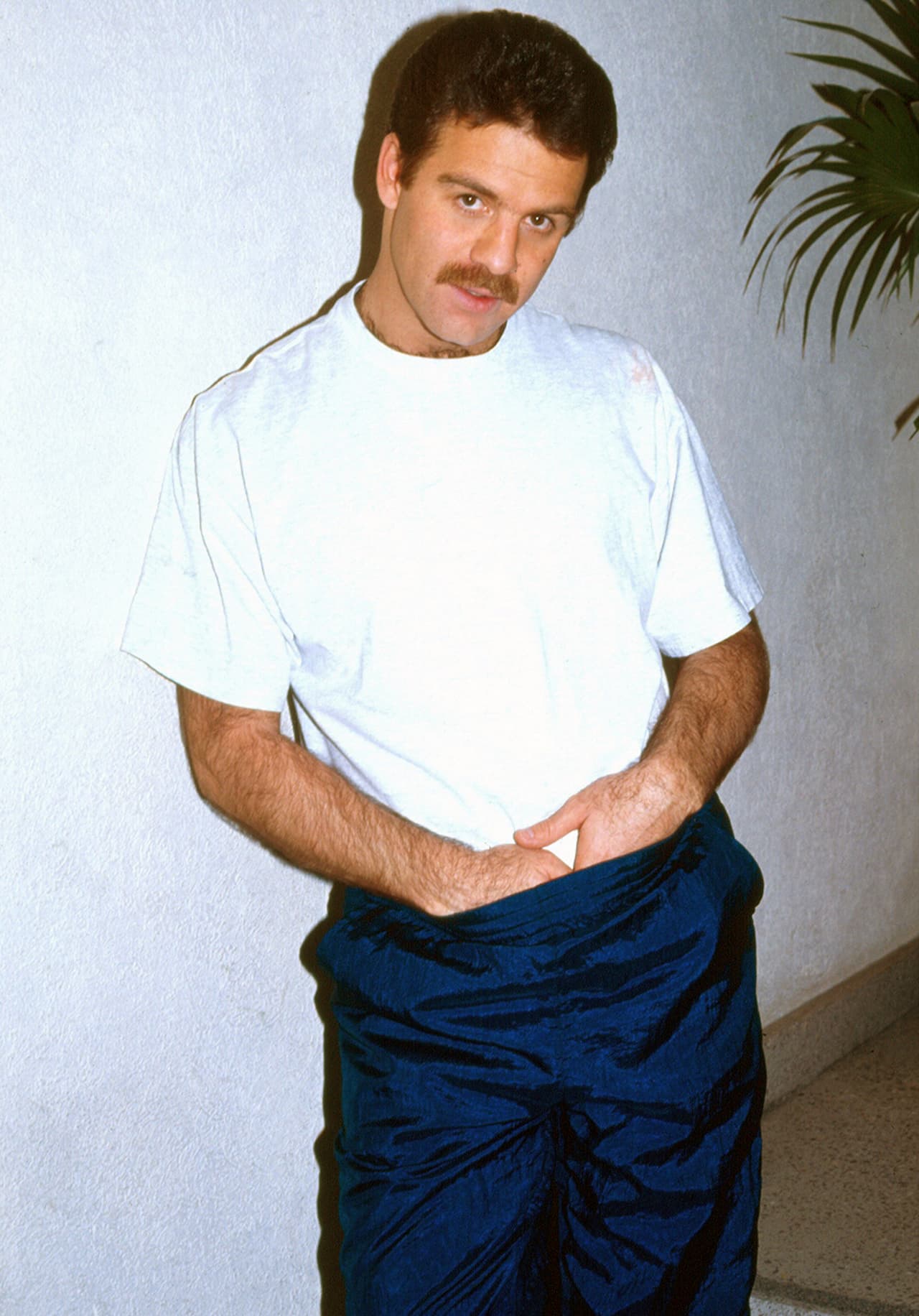 'Alejandro' era un periodista divorciado padre de un simpático pre-adolescente que hace todo por enamorarla, pues no le importa la diferencia de edad.