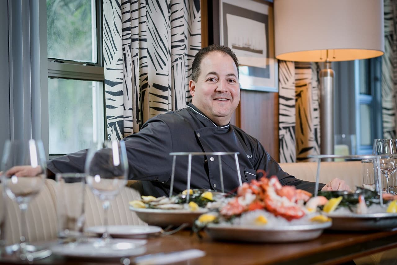 Mientras que los chefs más famosos y artistas como
<b> Mariela Encarnacion, Paula Garcés y Adrienne Bailon</b>, pasan cuando están en Miami al Lure Fishbar en el Loews Hotel de Miami Beach. Allí el chef Josh Capon (en esta foto) no deja de sorprenderlos con sus increíbles recetas de peces y mariscos. 
<br>
<br>