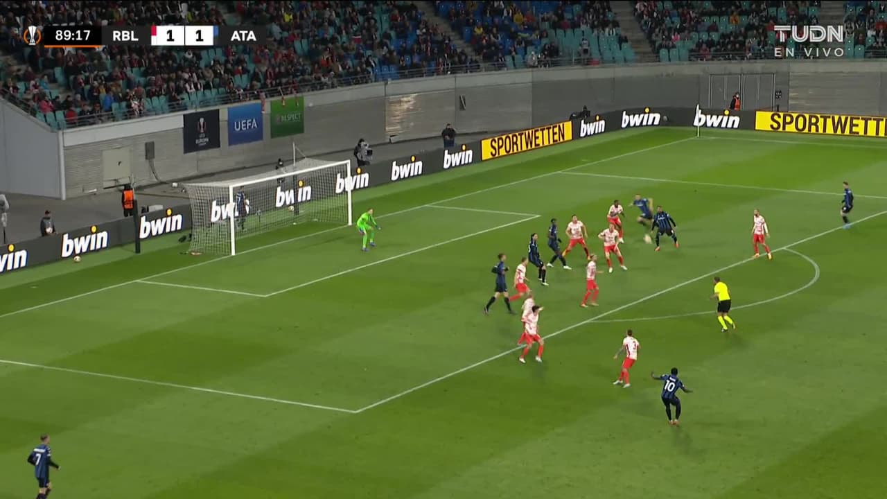 ¡TIRO ATAJADO! disparo por Dominik Szoboszlai.