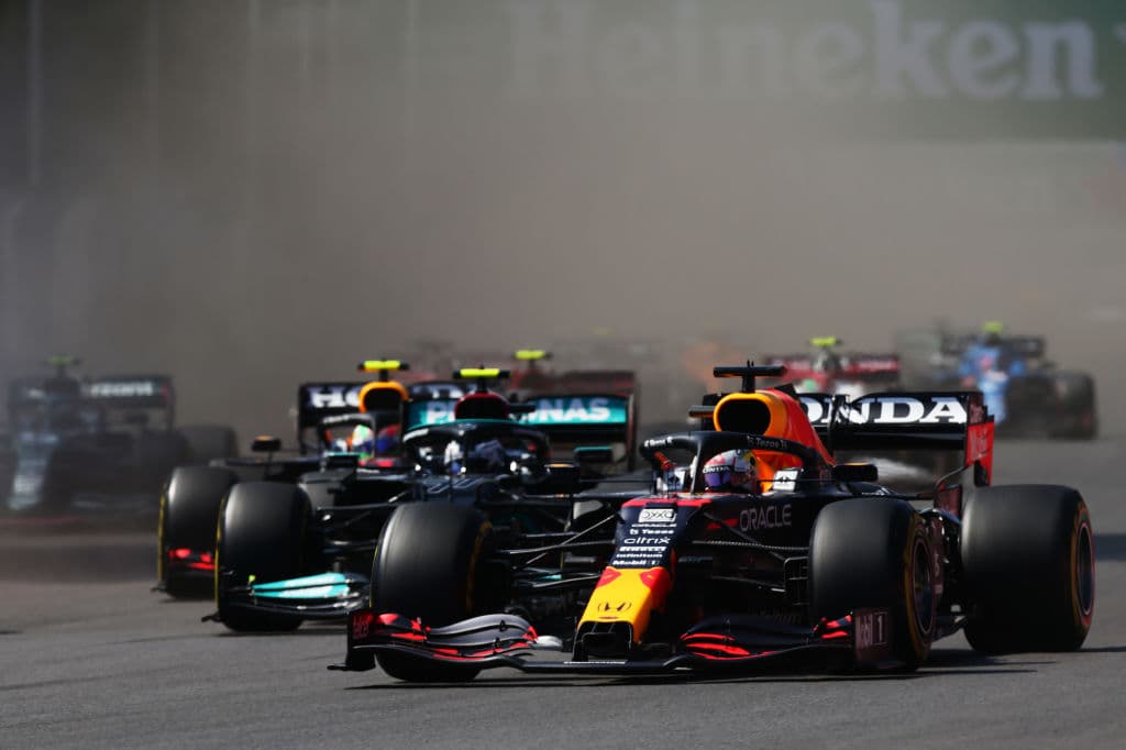 Red Bull hace el 1-3 con Max Verstappen en primer lugar y Sergio Pérez en tercero durante el Gran Premio de México en la Formula 1. Lewis Hamilton se quedó con la segunda posición durante la carrera. El mexicano logró subirse al podio en se casa.