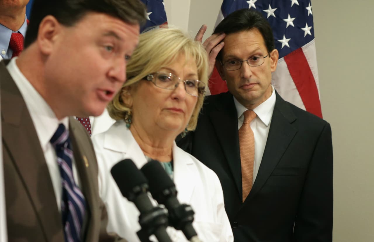 En febrero de 2017, el representante Todd Rokita (izquierda) de Indiana y tres colegas republicanos presentaron un proyecto de ley (H.B. 895).