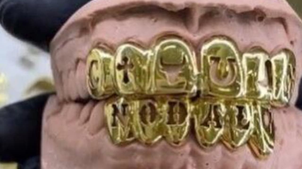 Nodal tiene una dentadura de oro grabada con su nombre.
