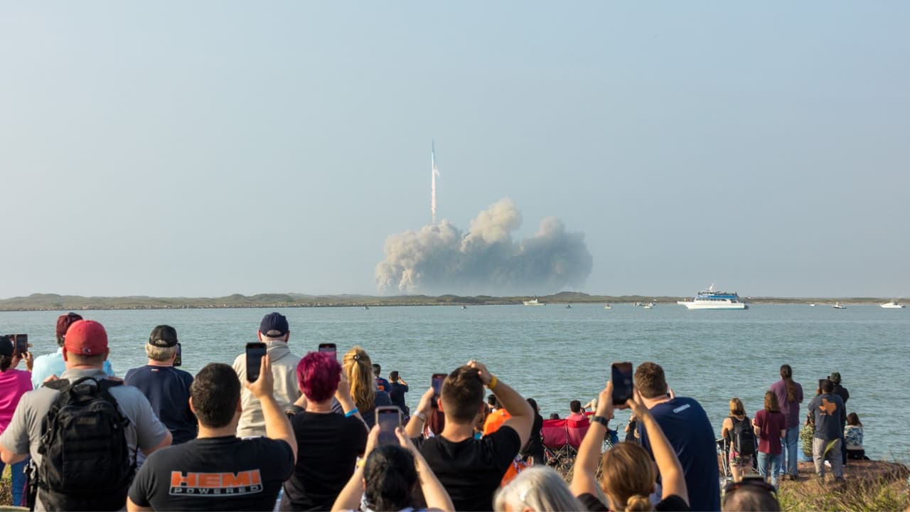 <h3 class="cms-H3-H3">Playa, tacos y lanzamientos de SpaceX</h3>
<br>
<br>South Padre Island no solo tiene mar y micheladas. También ofrece, de vez en cuando, un espectáculo de otro mundo:
<b> los lanzamientos de SpaceX.</b> Desde Isla Blanca Park, al extremo sur de la isla,
<b>se pueden ver los cohetes despegar desde la base Starbase, en Boca Chica, a unos 40 kilómetros de distancia.</b> Familias, curiosos y fanáticos del espacio se reúnen con sombrilla y cámara en mano para ver cómo el cielo se enciende.
<b> Playa, ciencia y sabor en un mismo lugar.</b>