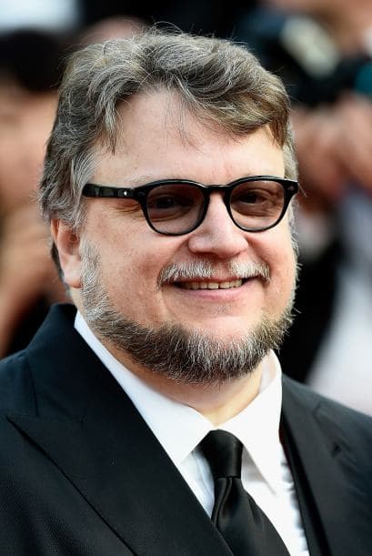 Los hombres no se quedan atrás y deben ir a la altura del evento comoGuillermo del Toro.