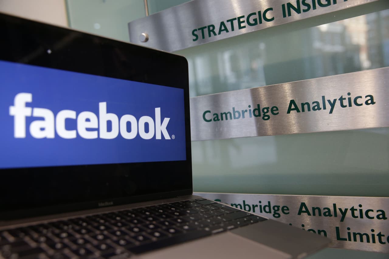 Cambridge Analytica cierra sus oficinas tras el escándalo por la filtración de datos de millones de usuarios de Facebook