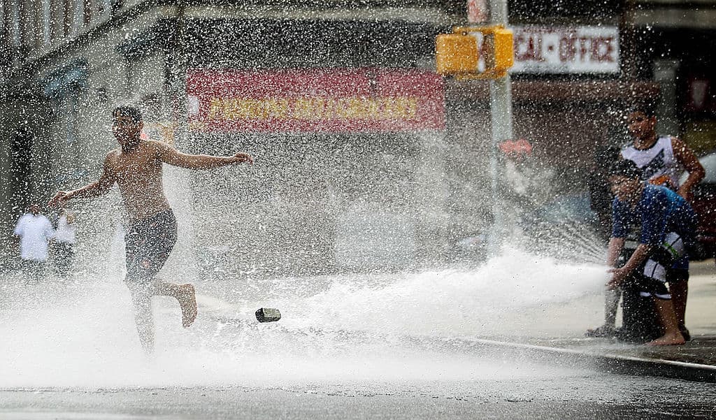 Precaución conductores de Nueva York: niños y adultos están usando los hidrantes públicos para refrescarse