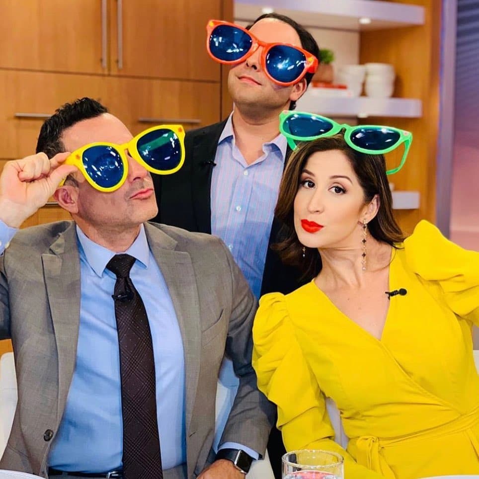 Alejandro Berry se unió a la peculiar preparación que tienen para recibir la primavera Carlitos y Elyangelica: guapos y con toda la pose.