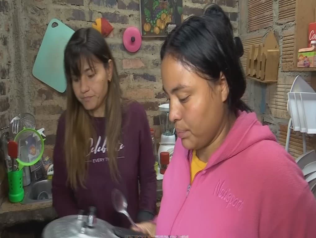 Le robaron su máquina de coser, con la que se ganaba la vida. Ahora, ella y su hija viven de lo que encuentran en la basura