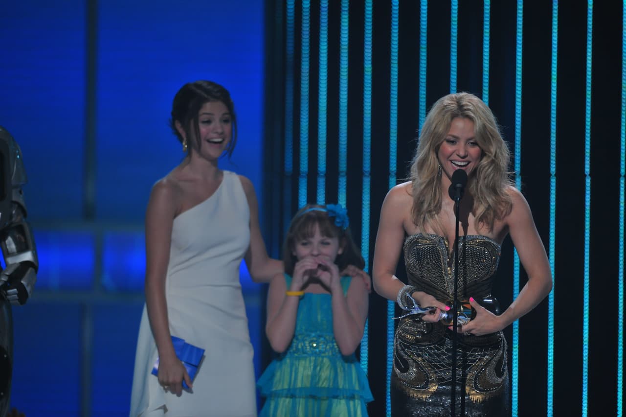 Durante el emotivo momento la cantante agradeció a todos sus seguidores por el reconocimiento. Su sonrisa era incontenible.