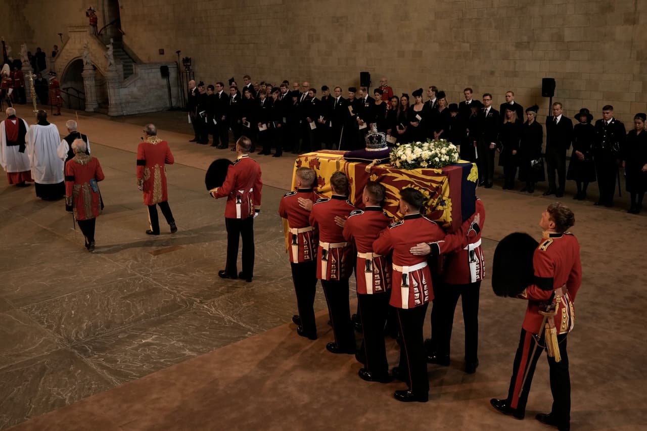 La procesión de 38 minutos terminó en Westminster Hall. El aeropuerto de Heathrow interrumpió temporalmente los vuelos, con la explicación de que así "garantizaría el silencio en el centro de Londres mientras la procesión ceremonial se traslada desde el Palacio de Buckingham hasta el Palacio de Westminster", según informó en un comunicado.