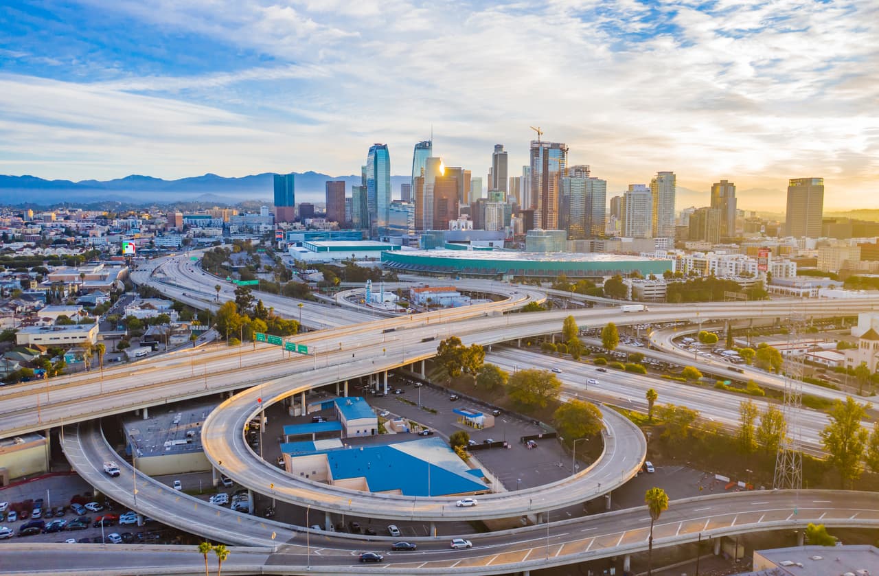 <b>Puesto 25. Los Ángeles, EEUU. Alcanzará los 12,446,000 habitantes en 2020, <a href="https://www.macrotrends.net/cities/largest-cities-by-population" target="_blank">según las proyecciones de la ONU</a>.</b> La ciudad más poblada de California tenía 11,798,000 en 2000, lo que significa un incremento de 5.5% en el nuevo siglo. Esta es la segunda ciudad más populosa de EEUU, que con alrededor de 330 millones de habitantes es el tercer país más habitado del planeta.